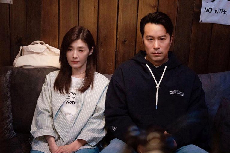 「欠妳的那场婚礼」中，张孝全(右)饰演事业爱情两头空废中年乐团主唱，苏慧伦(左)...