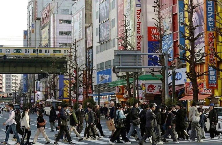 日本10月起大幅调涨外国人申请、更新居留权，以及申请永久居留权的规费，让外国人高...