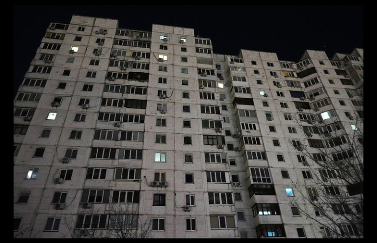 基辅再响爆炸声 俄要「冻倒」乌克兰?纽时揭下波攻势目标:断水断电 俄罗斯接连空袭乌克兰电网,造成基辅停电。图为今年2月停电期间的一栋公寓大楼。(美...