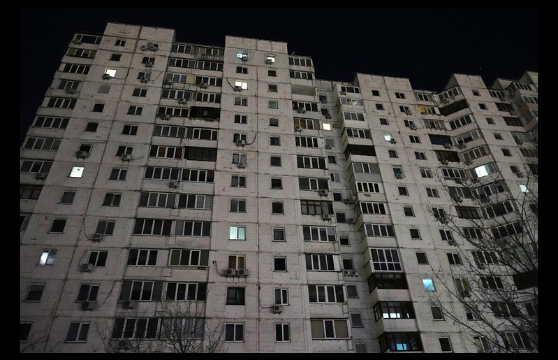 俄罗斯接连空袭乌克兰电网,造成基辅停电。图为今年2月停电期间的一栋公寓大楼。(美...