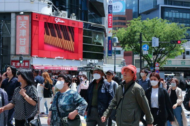 日本曾是中国游客最爱的旅行地，图为东京涉谷的十字路口人流往来如织。 （中新社档案...