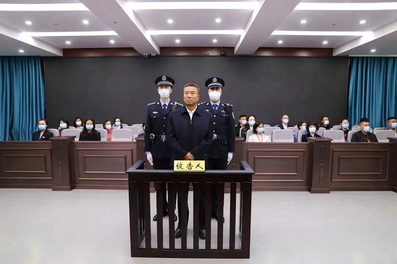 前年底被运行死刑的内蒙古正厅级贪官李建平,涉案逾30亿元人民币。(新华社)