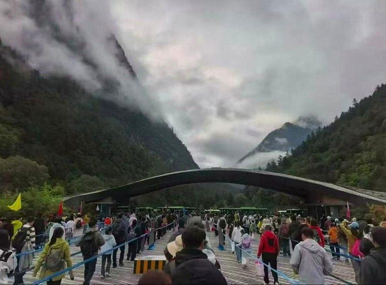 景区告急…九寨沟门票卖光 日均3亿人次出行等于美国人口 游客在九寨沟景区门口排队入园。(取材自上游新闻/受访者供图)