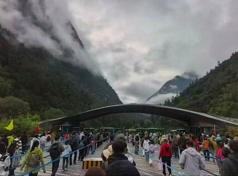 游客在九寨沟景区门口排队入园。(取材自上游新闻/受访者供图)