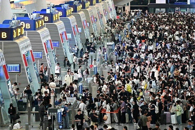 今年中国十一国庆假期,旅游、探亲人流叠加。 (中新社)