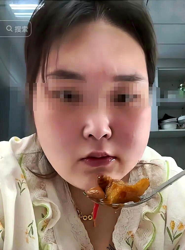 河南女子坐月子胖到426斤，只因婆婆太宠爱。(视频截屏)