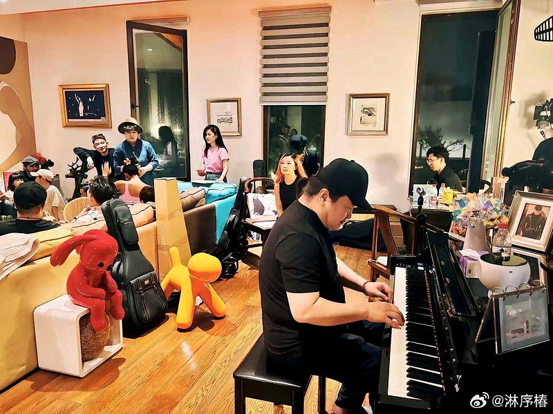 刘欢不遗余力提携原创新人,曾多次邀音乐小伙伴们来家中。(取材自微博)