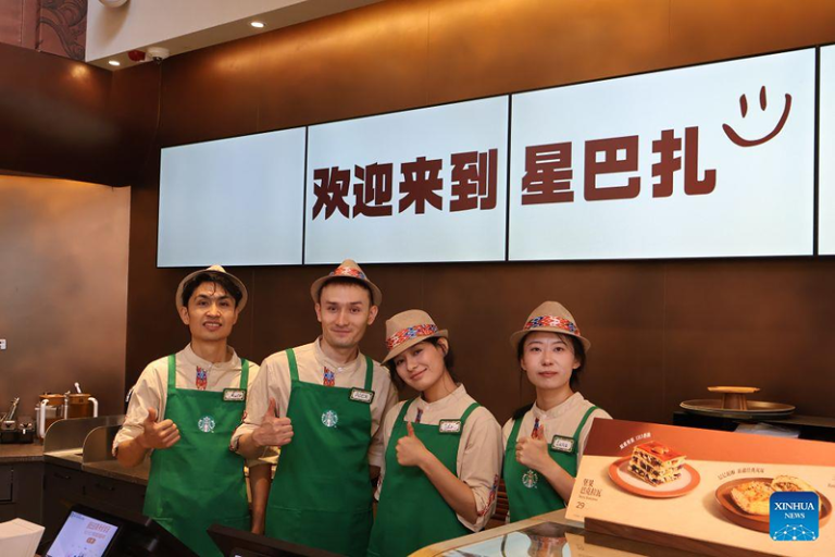 国际连锁咖啡巨头星巴克近日首度在新疆连开两间门市，图为在标志性景点国际大巴扎的非...