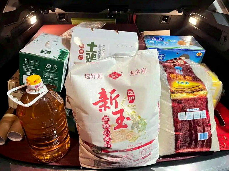 米面油是早年送礼的体面象征。（取材自凤凰WEEKLY）
