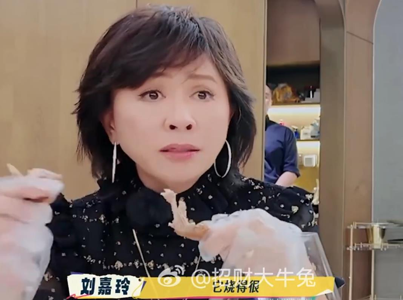 刘嘉玲自掏腰包几十万人民币请综艺「繁花」团队吃豪华大餐。(取材自微博)