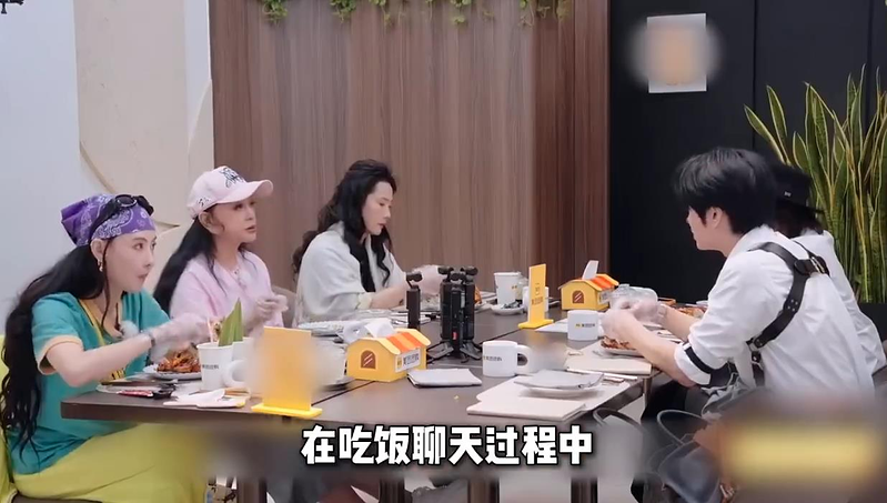 刘嘉玲自掏腰包几十万人民币请综艺「繁花」团队吃豪华大餐。(取材自微博)