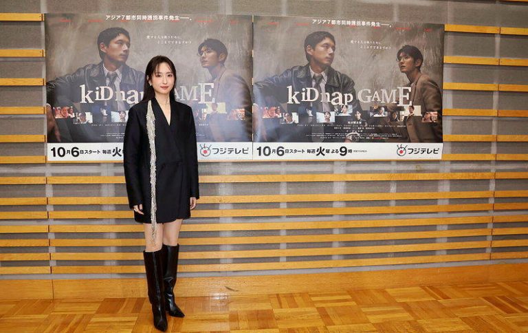 柯佳嬿东京性感合体李准基 曝收「绑架游戏」企画惊呆 柯佳嬿在海报前拍照留念。图/Hami Video提供