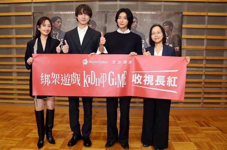 柯佳嬿（左起）、坂口健太郎、李准基收下来自台湾播放平台的祝福。图／Hami Vi...
