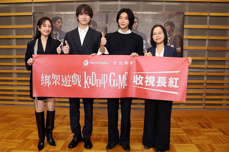 柯佳嬿(左起)、坂口健太郎、李准基收下来自台湾播放平台的祝福。图/Hami Vi...