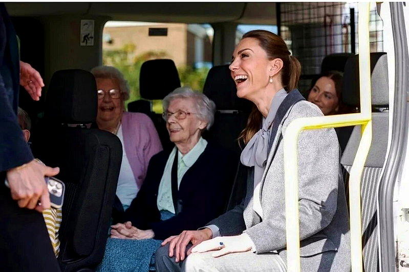 英国威尔斯王妃凯特(Kate Middleton)近日亲自搭乘社区小巴,接送高龄...