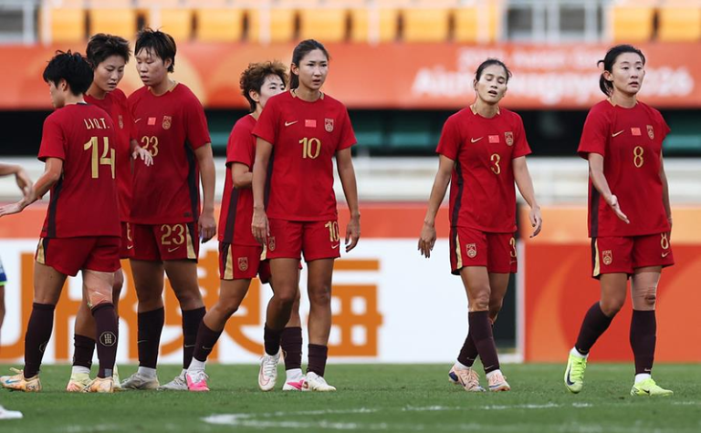 中国女足在亚运赛后画面。(取材自上观新闻)