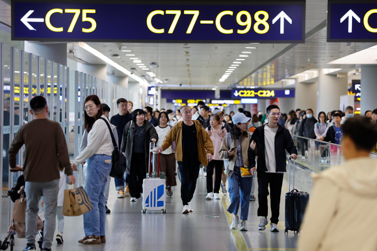 中国「十一」假期机票价格节中明显下滑，其中北京飞昆明航线从人民币1,927元降至...