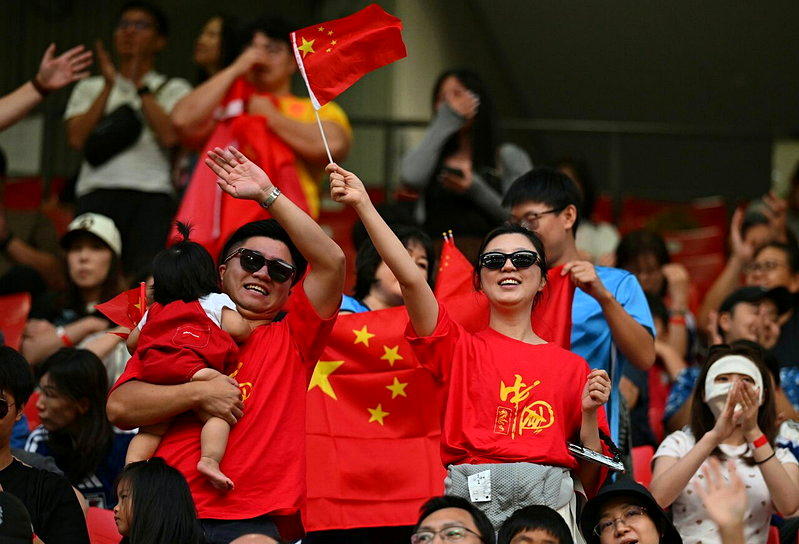 中国男足时隔28年再次获得亚运会铜牌。图为中国队球迷为球队加油助威。 (中新社)