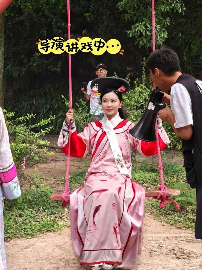 导演在给游客讲戏。(取材自新周刊)