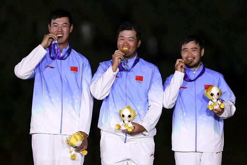 中国队选手丁文一(左起)、郑蕴和、金子豪拿下2026亚运高尔夫球男子团体赛金牌。...