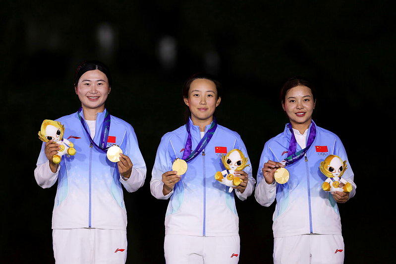 中国队选手刘艳(左起)、殷若宁和张维维拿下2026亚运高尔夫球女子团体赛金牌。(...