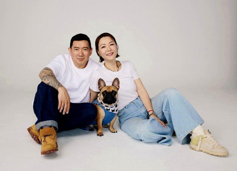 田蕊妮（右）癌症复发，感谢老公杜汶泽事业繁忙，仍贴心陪她看诊、为她准备三餐。（取...