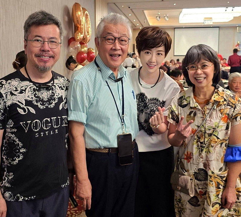 寇乃馨(右二)分享叔叔寇绍恩(左二)的病情,左为黄国伦。(取材自脸书)