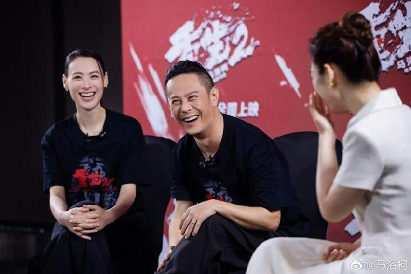 梁洛施图(左)与导演兼演员马浴柯(中)出席电影「重生2」的宣传活动。(取材自微博...