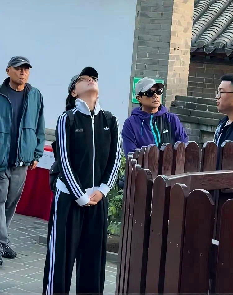 马思纯(前左一)与母亲(前右二)和父亲(后排男子)上山祈福。(取材自微博)