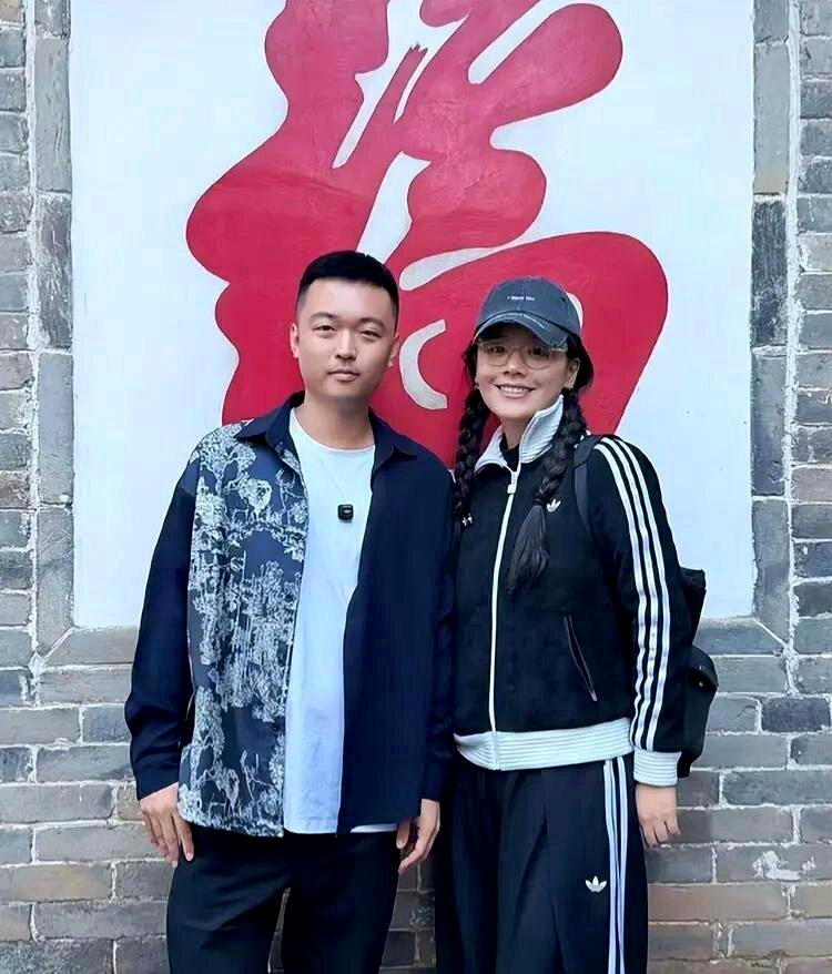 马思纯亲切与粉丝合影。(取材自微博)