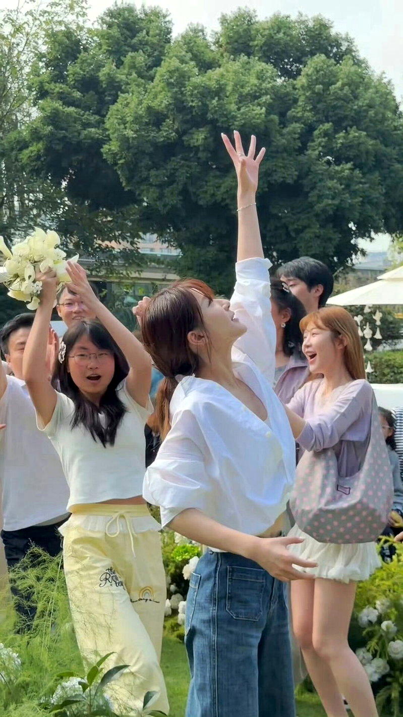 赵露思说:「我必接到捧花」,不过捧花随即落到她后方一名女子的手中。(取材自微博)