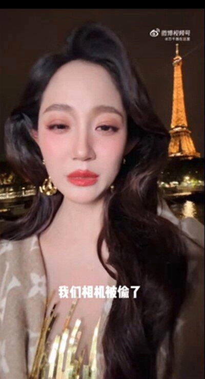 女星万千惠在巴黎街头5秒痛失相机后,拍片求助。(视频截屏)