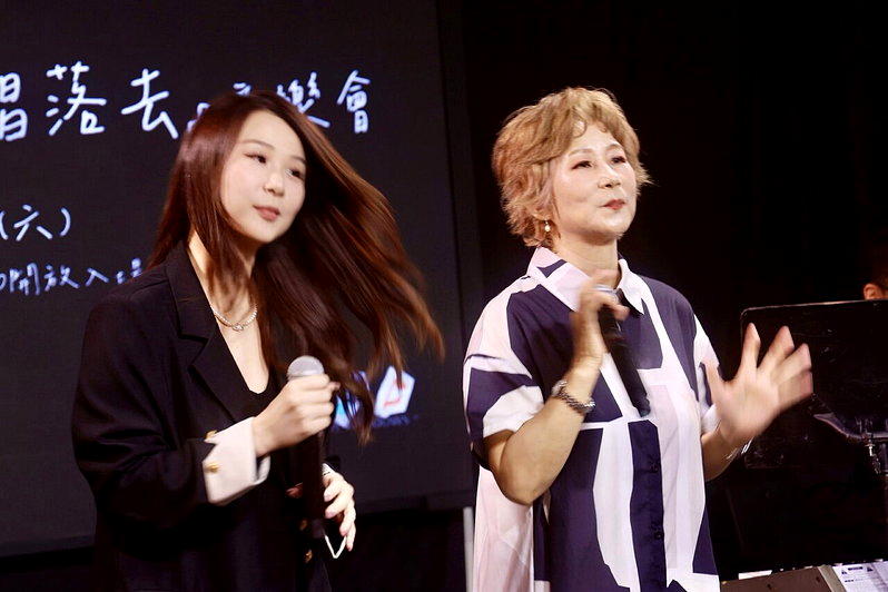 江念庭(右)携手爱女为演唱会画下完美句点。图/尚时代文创娱乐提供