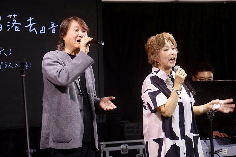 江念庭(右)惊喜邀请老友周治平上台合唱。图/尚时代文创娱乐提供