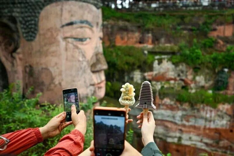 中国景区「护手霜、城市冰箱贴、文创雪糕」因高度同质化，被形容为「冤种三件套」。图...