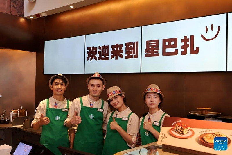 星巴克进驻新疆知名景点国际大巴扎的非遗旗舰店并取名为「星巴扎」。（新华社）