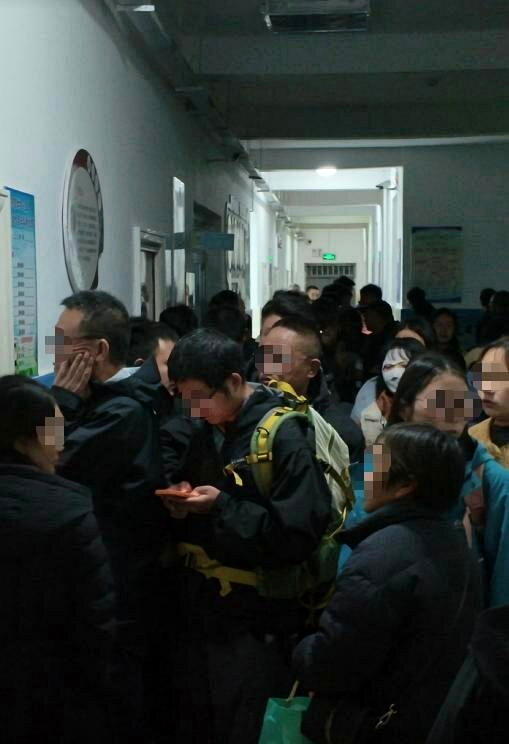 青海祁连县因9号公路在网络暴红,一天吸引10万游客,全县400余家酒店和民宿全部...