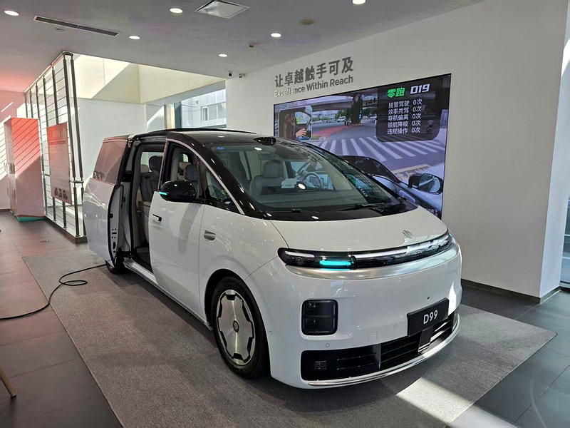零跑汽车9月曾以「零跑D99品牌挚友蔡康永」宣传旗下D99车款,现场观察,D99...