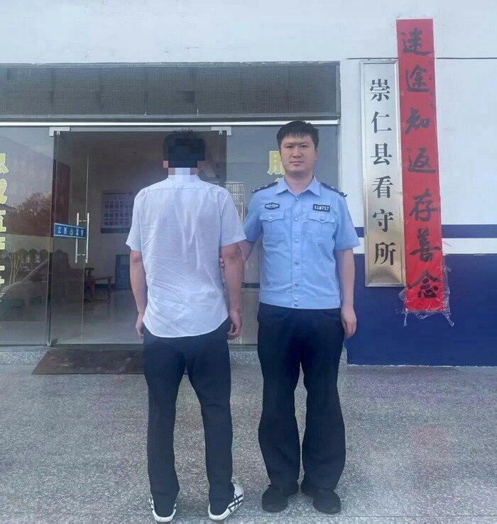 欧姓男子(左)为了不要让在足浴店上班的女友接触到男客人,竟然多次「报假案」称该店...
