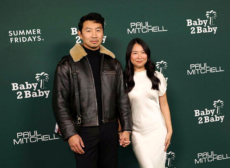 刘思慕(左)与未婚妻Allison。(路透)