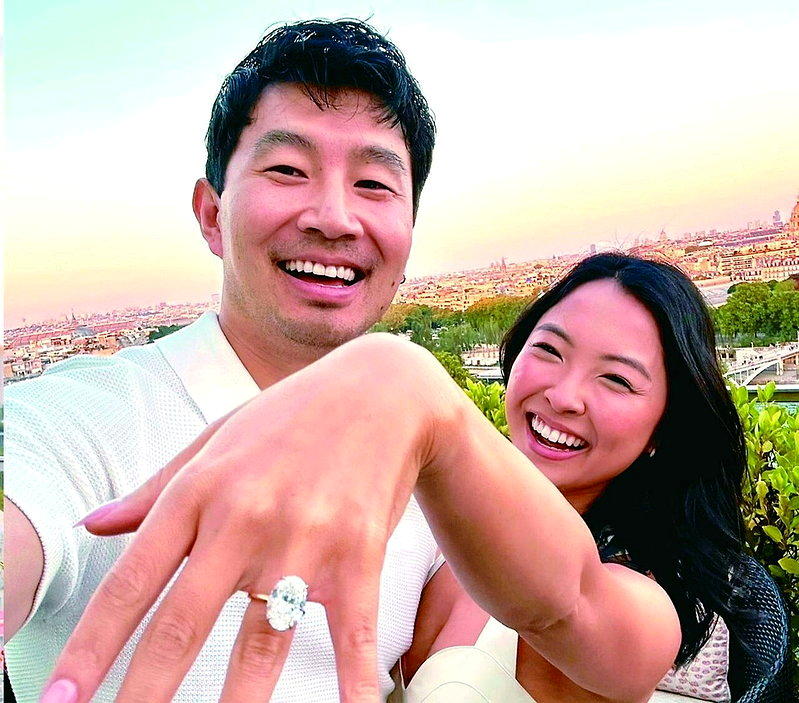 刘思慕(左)向女友Allison求婚成功。(取材自simuliu IG)