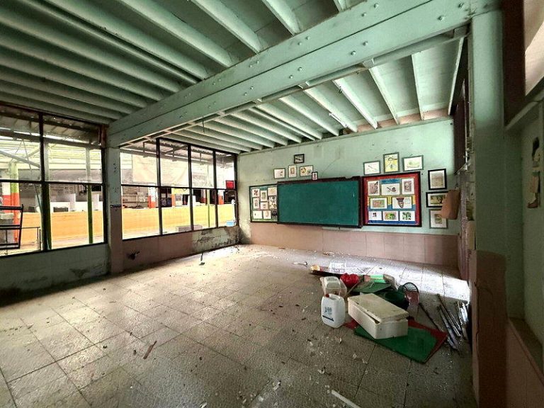 少子化冲击 泰国今年70至80私校关了 后果恐影响国家经济 泰国曼谷泰农披威塔亚学校停办后,教室已经空置,墙上仍留有学生作品与教学布置。学校...
