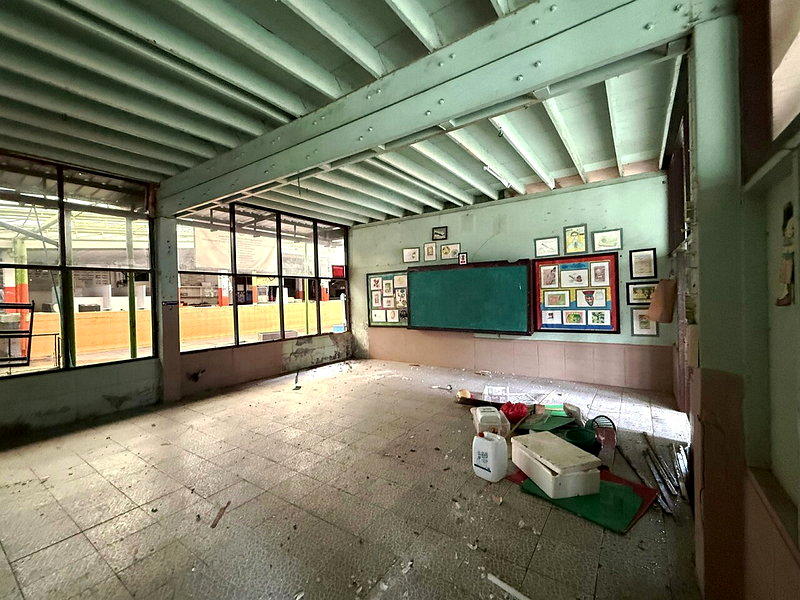 泰国曼谷泰农披威塔亚学校停办后,教室已经空置,墙上仍留有学生作品与教学布置。学校...