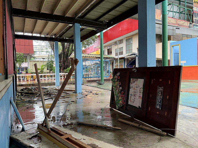 泰国曼谷泰农披威塔亚学校宣布关闭,校舍进行拆除工作,校园内可见拆除后留下的建材与...