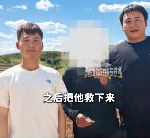 警方护送赵某(中)回家。(取材自都市快报橙柿交互)