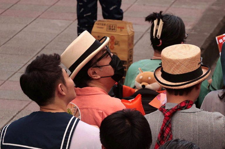 蔡康永现身沈伯洋造势 中军媒不点名批:早晚付出代价 知名主持人蔡康永(中)4日悄悄现身沈伯洋台北市竞选总部成立会场,先是默默坐在地下...