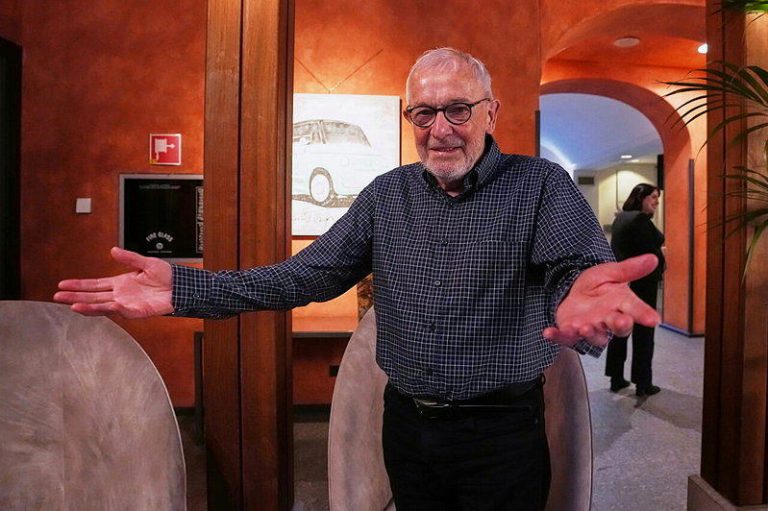 冰立方抓微中子 美学者获诺贝尔物理奖哈尔森率国际团队打造南极研究站 有望揭露未知宇宙现象 人在意大利的哈尔森6日接到评审委员会电话连接时说,「这是天大的惊喜,我完全没料到...