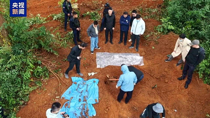 福建省泉州南安市公安局刑侦大队大队长黄源锋称，死者的头骨有7个弹孔。（取材自央视...