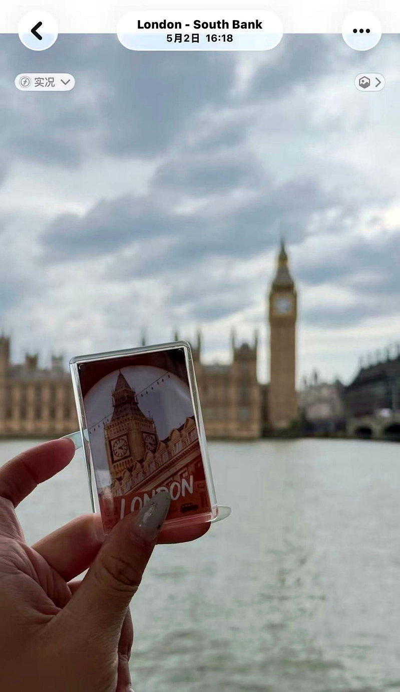 有游客在英国伦敦购买印有大本钟的冰箱贴,比对后发现照片实为河南郑州的学校街景。(...