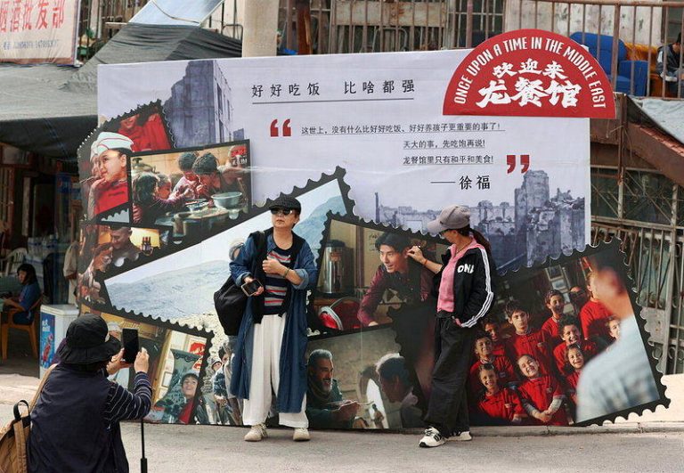 随着电影「欢迎来龙餐馆」全球热映，作为取景地的石炭井工业文旅影视小镇走红，成为新...
